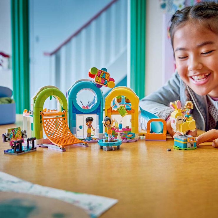 LEGO&reg;  Friends Parc de Jocs Cobert 42686