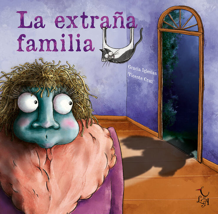 La extra&ntilde;a familia