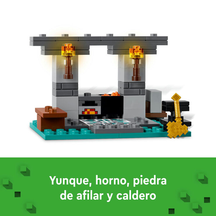 LEGO&reg; Minecraft L'Armeria 21252